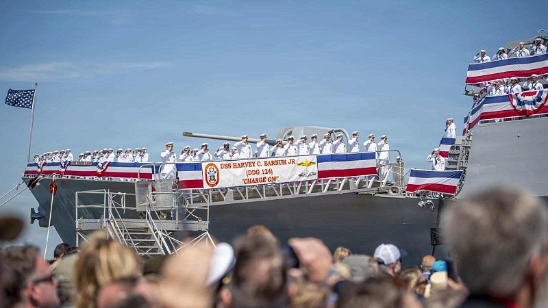 Ввод в эксплуатацию эсминца "Харви Барнум", США